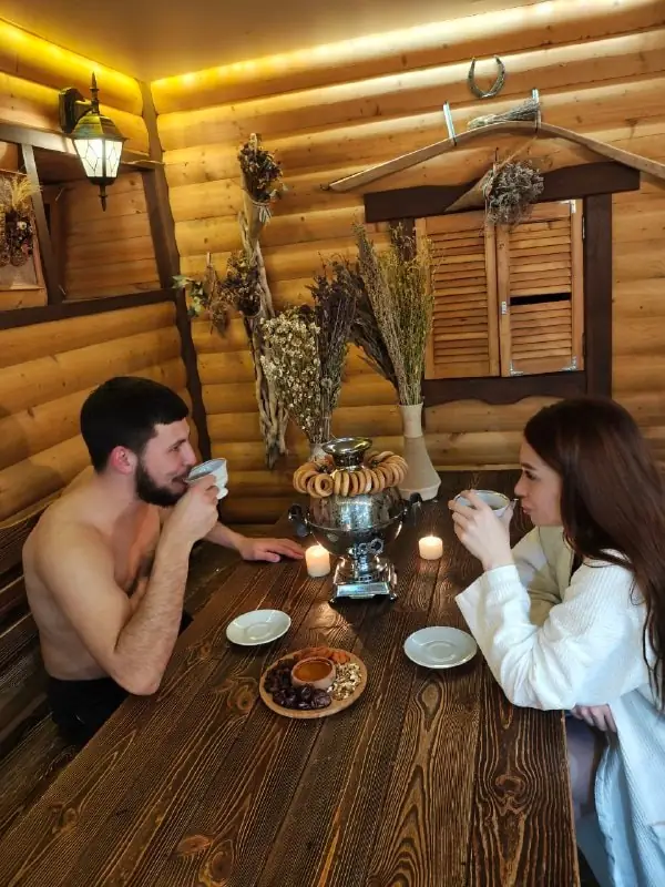 Пара пьёт чай после бани