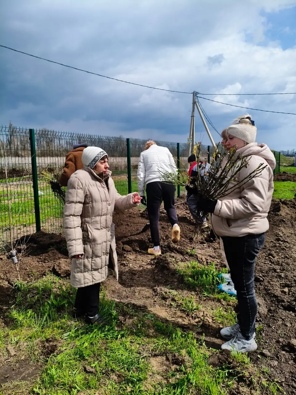 Участники благотворительной посадки роз